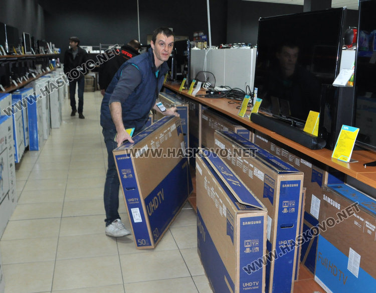 Хасковлии се юрнаха да купуват, обсадиха магазините в Черния петък 