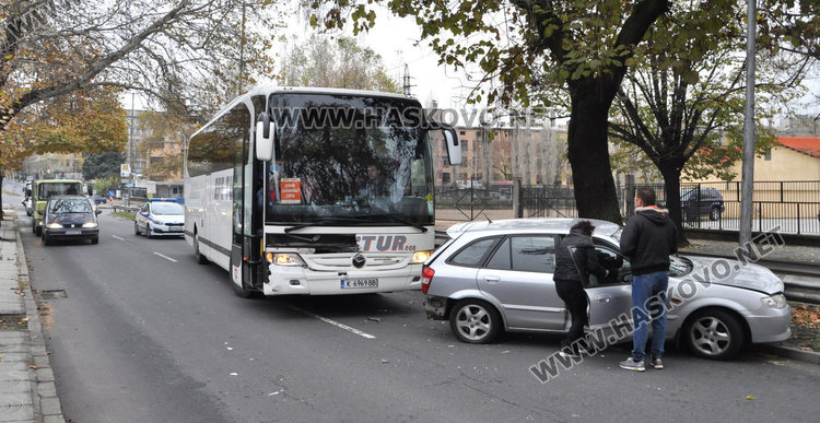 Кърджалийски автобус метна хасковска мазда в мантинелите