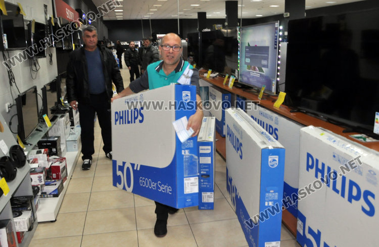 Хасковлии се юрнаха да купуват, обсадиха магазините в Черния петък 