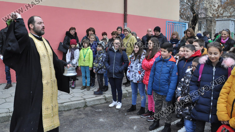 Седмокласничка и учителка по български език с Климентови награди