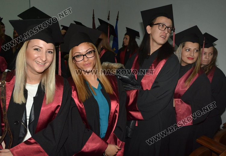 125 нови висшисти получиха днес дипломите си от регионалния център на УНСС Хасково