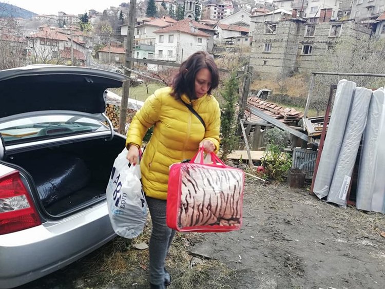 Много хора идват на място и носят дарения от завивки и покъщнина, след като хората загубиха всичко в огъня