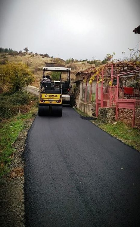 Жителите на Ябълковец се радват на нов асфалт