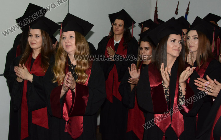 125 нови висшисти получиха днес дипломите си от регионалния център на УНСС Хасково