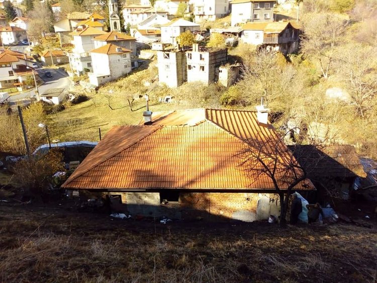 Новият покрив на баба Шина от Момчиловци е изработен от 15 души майстори, които не спряха да чукат и коват въпреки минусовите температури