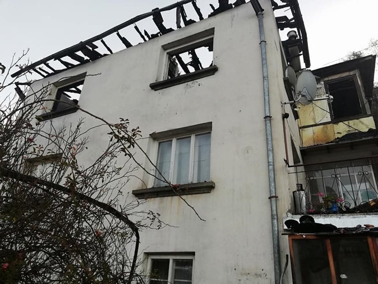 Домът на баба Шина и семействата на двамата й синове след поредния пожар в Момчиловци