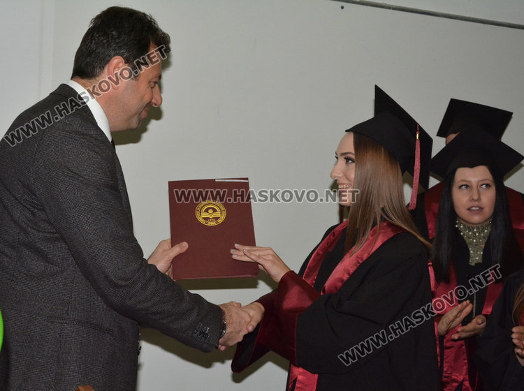 125 нови висшисти получиха днес дипломите си от регионалния център на УНСС Хасково