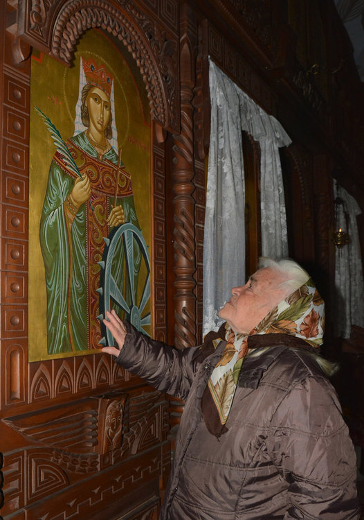На снимката: 83-годишната баба Екатерина докосва за здраве и успех на внуци и правнуци иконата на Св.Екатерина