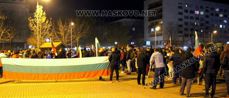 Полугола жена поведе многолюден протест в Димитровград