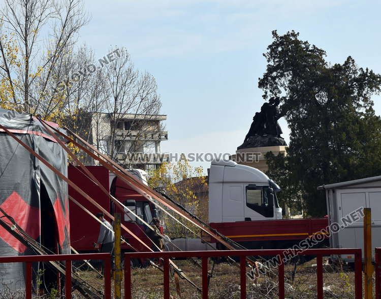 Читател: Резил! Разположиха цирк до паметника на Родопци 