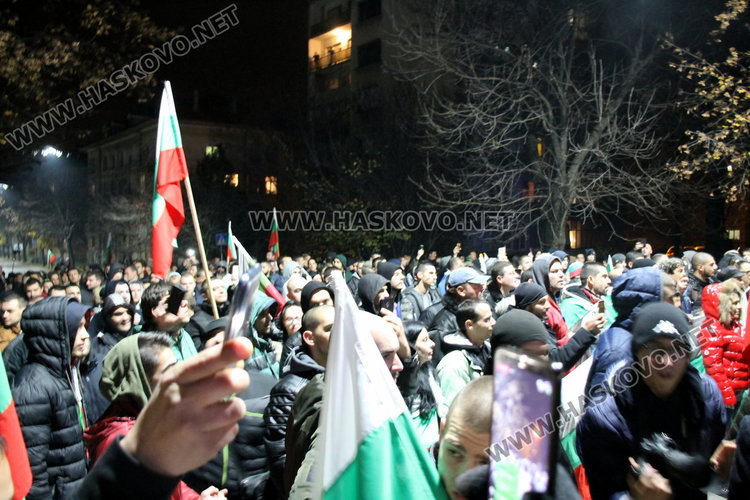 Полугола жена поведе многолюден протест в Димитровград