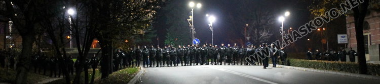 Полугола жена поведе многолюден протест в Димитровград