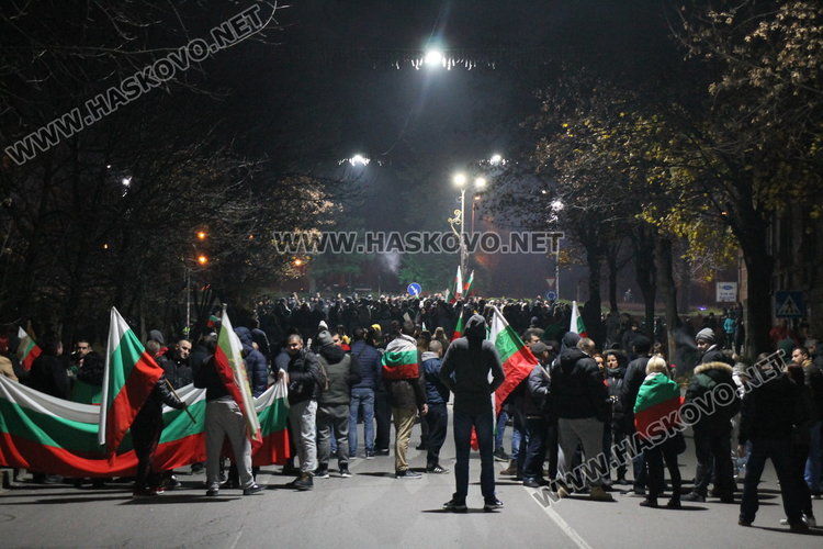 Полугола жена поведе многолюден протест в Димитровград