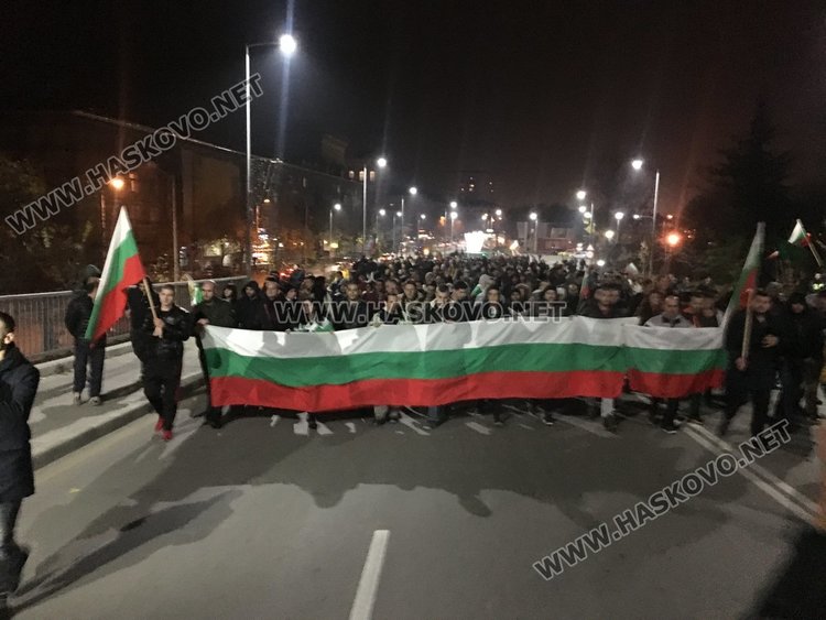 Полугола жена поведе многолюден протест в Димитровград