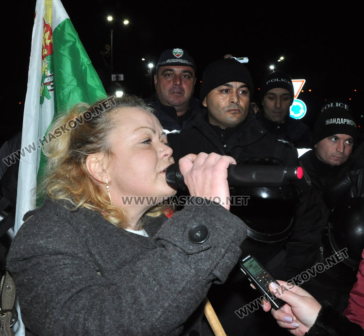 Полугола жена поведе многолюден протест в Димитровград