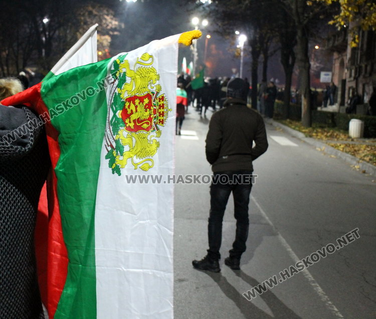 Полугола жена поведе многолюден протест в Димитровград