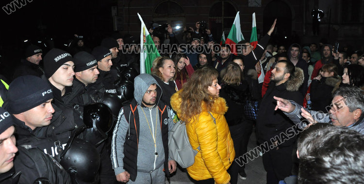 Полугола жена поведе многолюден протест в Димитровград