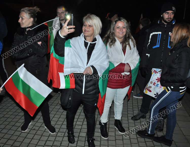Полугола жена поведе многолюден протест в Димитровград