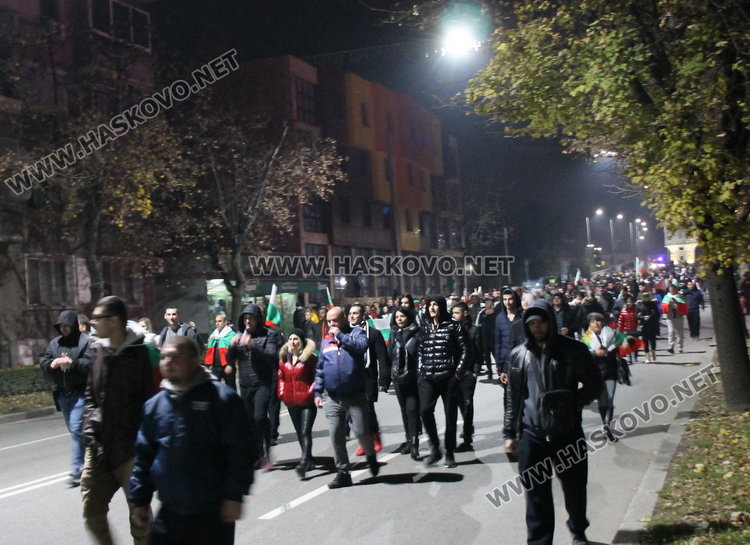 Полугола жена поведе многолюден протест в Димитровград
