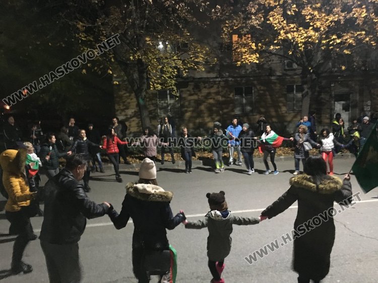 Полугола жена поведе многолюден протест в Димитровград