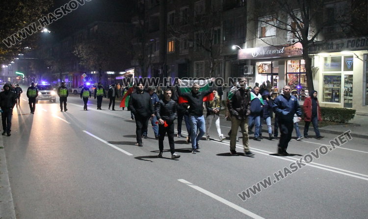 Полугола жена поведе многолюден протест в Димитровград