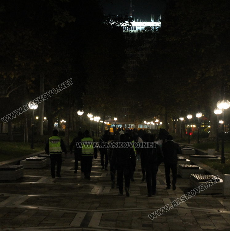 Полугола жена поведе многолюден протест в Димитровград