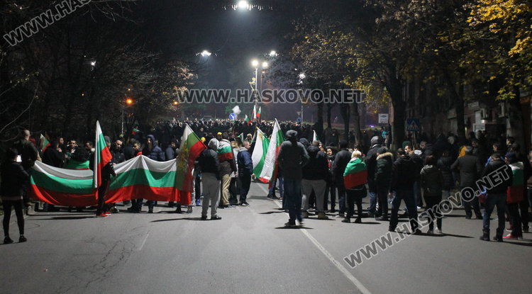 Полугола жена поведе многолюден протест в Димитровград