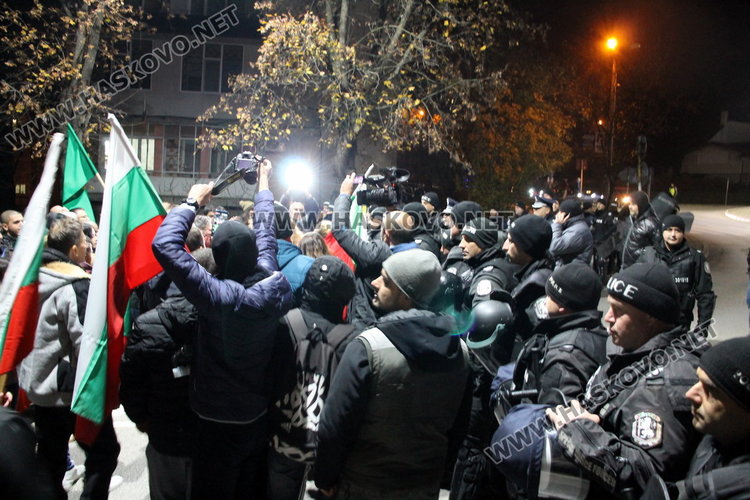 Полугола жена поведе многолюден протест в Димитровград