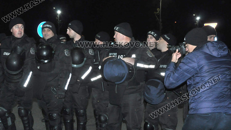 Полугола жена поведе многолюден протест в Димитровград