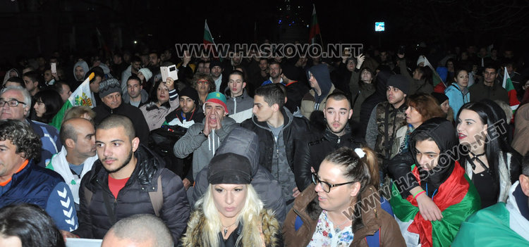 Полугола жена поведе многолюден протест в Димитровград