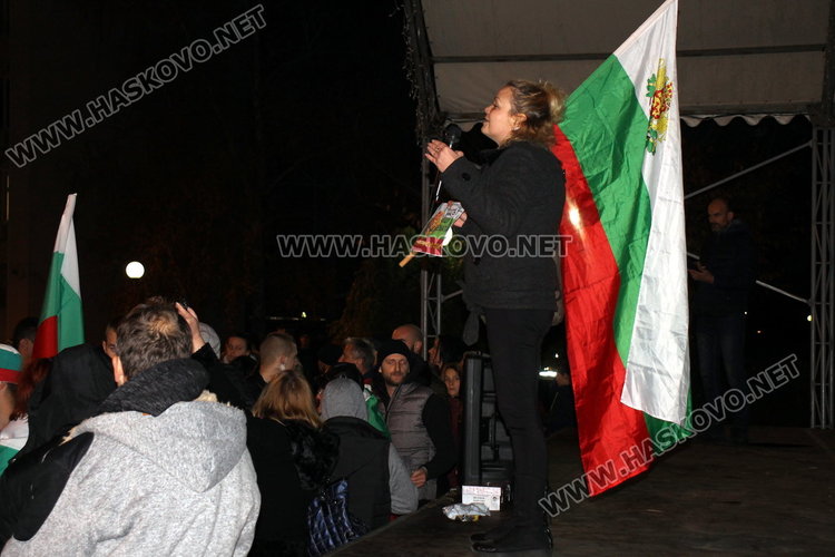 Полугола жена поведе многолюден протест в Димитровград