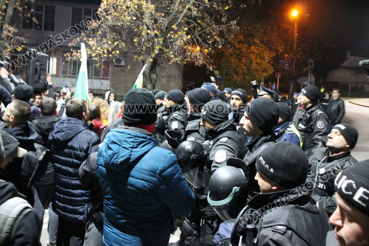 Полугола жена поведе многолюден протест в Димитровград
