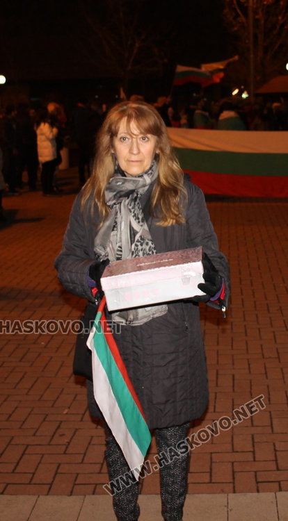 Полугола жена поведе многолюден протест в Димитровград