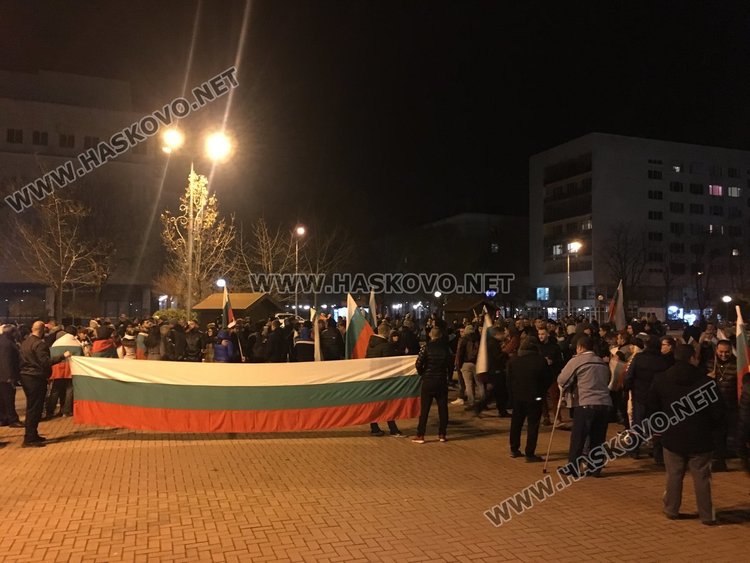 Полугола жена поведе многолюден протест в Димитровград