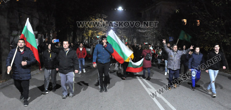 Полугола жена поведе многолюден протест в Димитровград