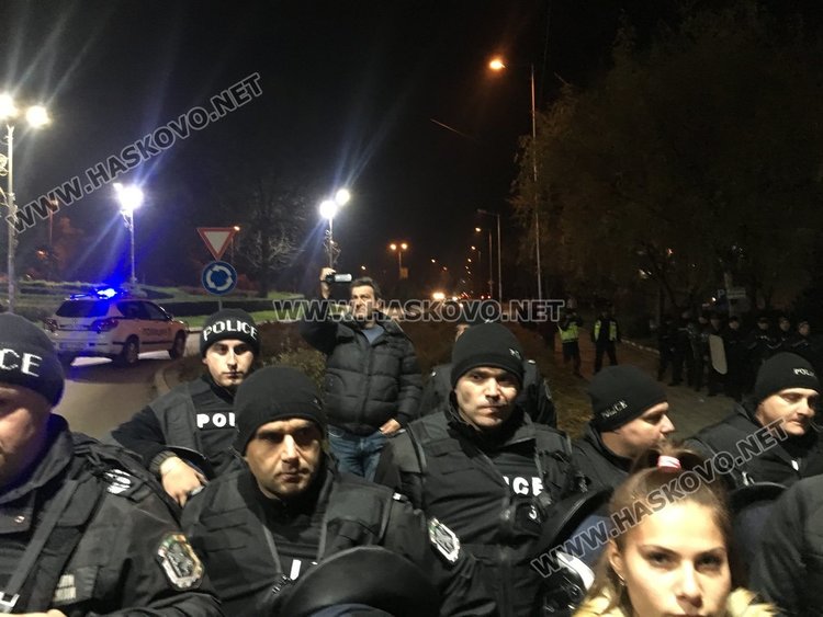 Полугола жена поведе многолюден протест в Димитровград