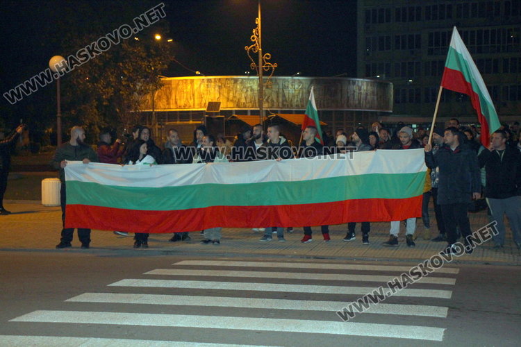 Полугола жена поведе многолюден протест в Димитровград