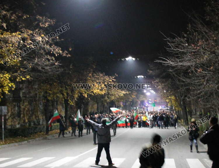 Полугола жена поведе многолюден протест в Димитровград