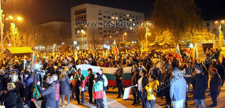 Полугола жена поведе многолюден протест в Димитровград