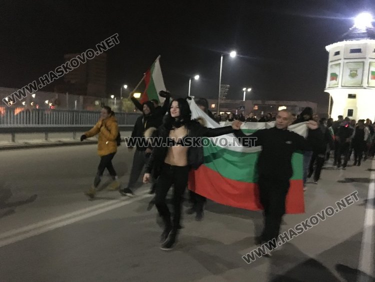 Полугола жена поведе многолюден протест в Димитровград