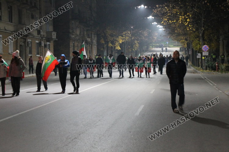 Полугола жена поведе многолюден протест в Димитровград