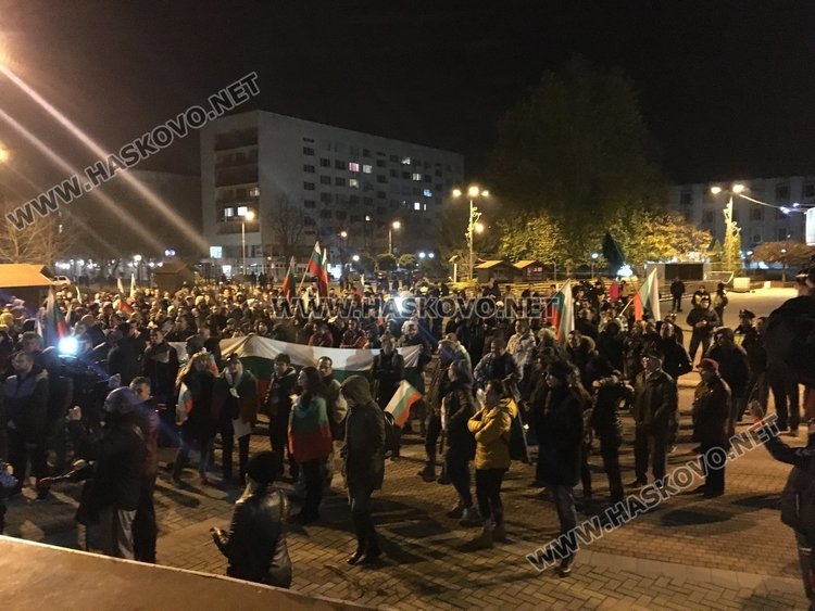 Полугола жена поведе многолюден протест в Димитровград