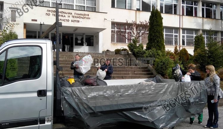 Учениците от ПГТТ в Смолян тази сутрин натовариха дарените вещи за пострадалите хора в Момчиловци