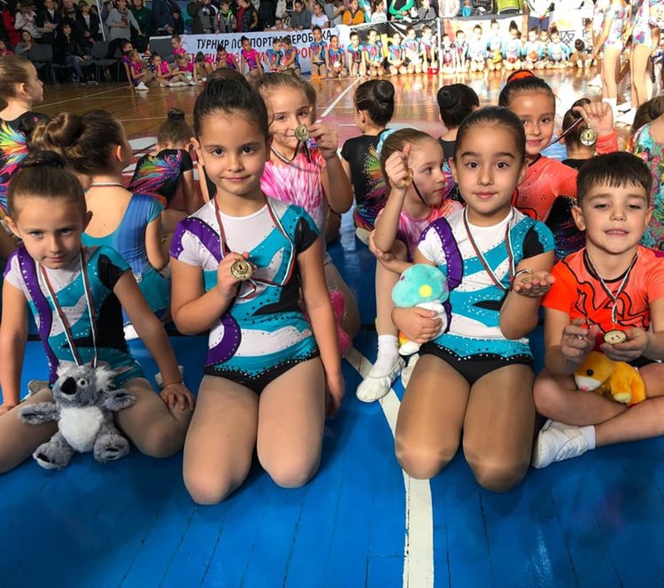 10 златни медала за малките звезди на аеробиката в Хасково