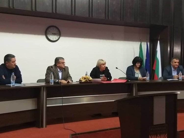 След среща с директора на РЗИ отново няма яснота - годна ли е водата в Първомай за питейно-битови нужди