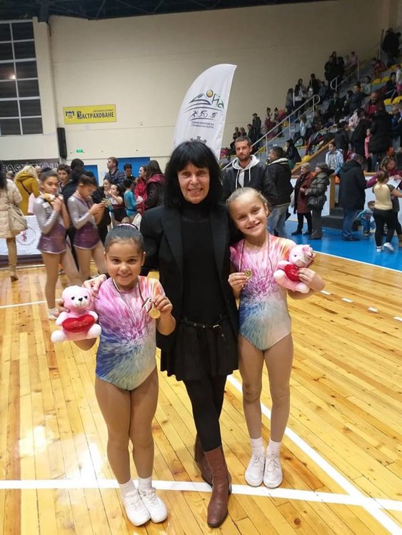 10 златни медала за малките звезди на аеробиката в Хасково