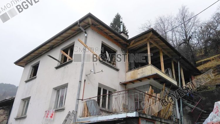 С помощта на хората изгорялата къща им анов покрив, но тепърва ще трябват средства за ремонта и обзавеждането на изгорялата къща