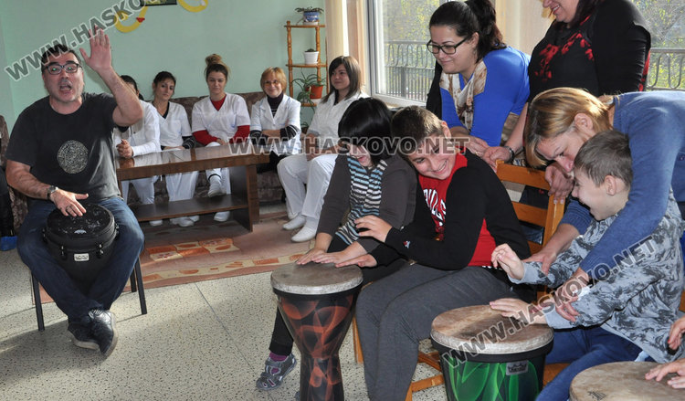 Ритъм терапия усмихна децата в Дом „Марина“