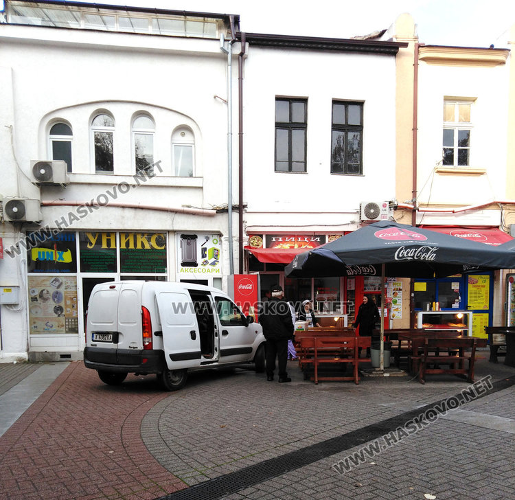 Читател: Автомобили масово зареждат магазини в центъра в нарушение