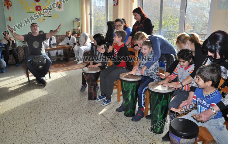 Ритъм терапия усмихна децата в Дом „Марина“